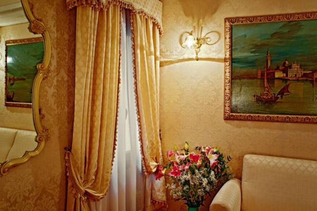 Guest House La Chicca Венеция Екстериор снимка